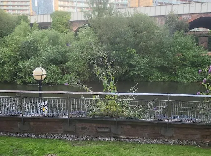 Luxury 2 Bed On River, Wifi, Parking, Garden Apartmán