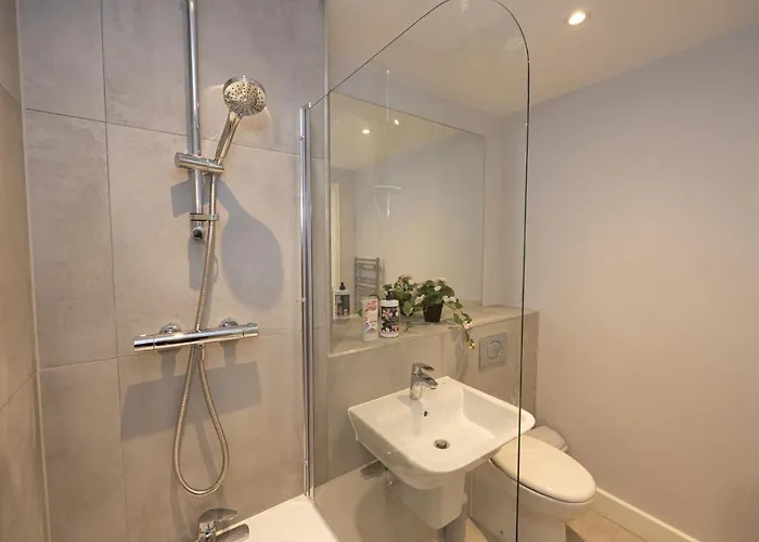 Contemporary 3 Bedrooms *