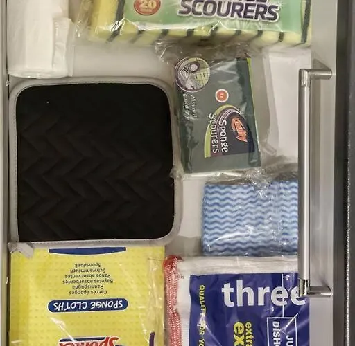 Cityfront Modern Apt near Centre/etihad, Free Parking Apartment