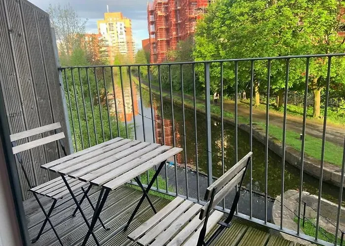 Cityfront Modern Apt near Centre/etihad, Free Parking Apartment *