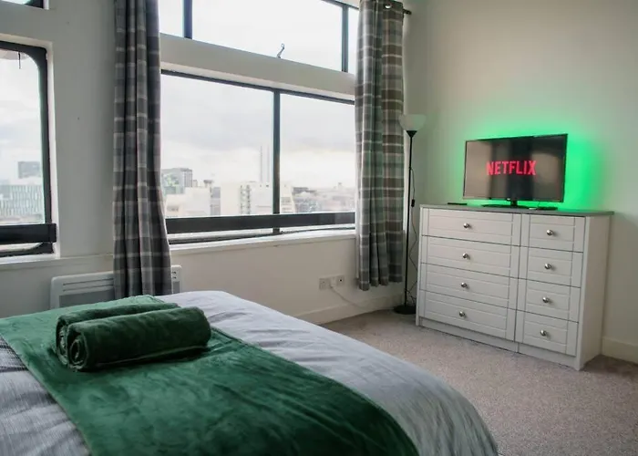 Centre Apartment, Skyline View