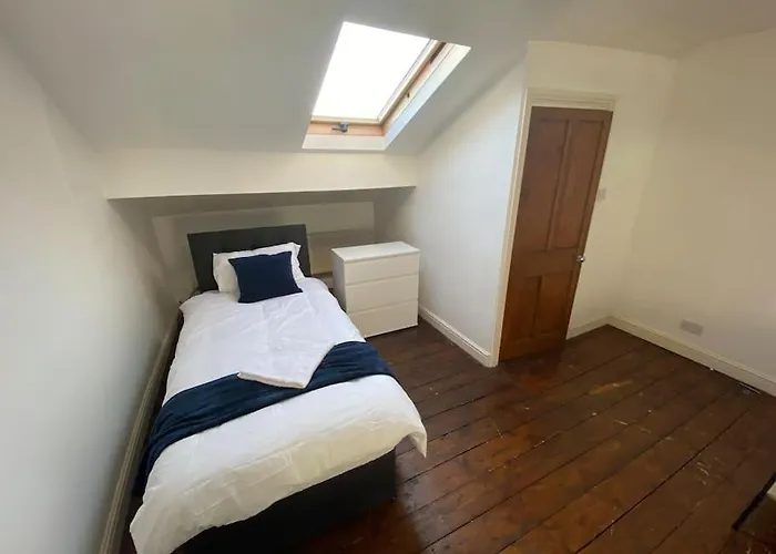 7 Bed - Spacious House - Central *