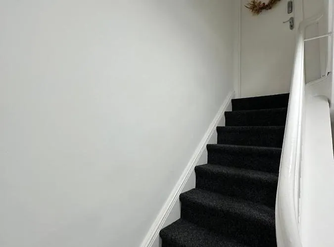 2 Bedroom Flat Close To City, Stadium And Coop Arena 아파트