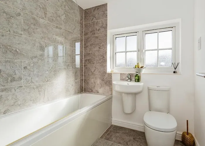 4 Bedroom Town House- Free Parking, Perfect For Families And Contractors * Манчестер