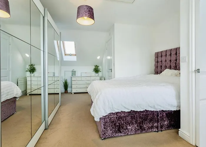 4 Bedroom Town House- Free Parking, Perfect For Families And Contractors Дом отдыха