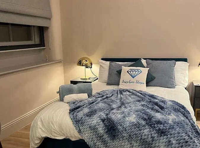 M1 Centre 3 Bed 3 Bath Luxe Penthouse Apartment *