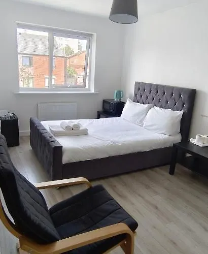 Free Car Park And Walk To Coop, Etihad, Piccadilly, Free Snacks Gasthuis *