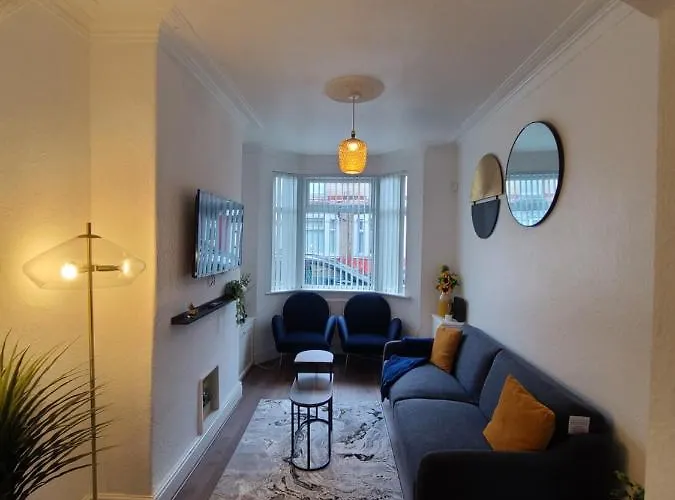 Semesterbostad Business Friendly 2br House Sleeps 5, Wi-fi, Workspace & Free Parking Manchester