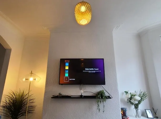 Business Friendly 2br House Sleeps 5, Wi-fi, Workspace & Free Parking *