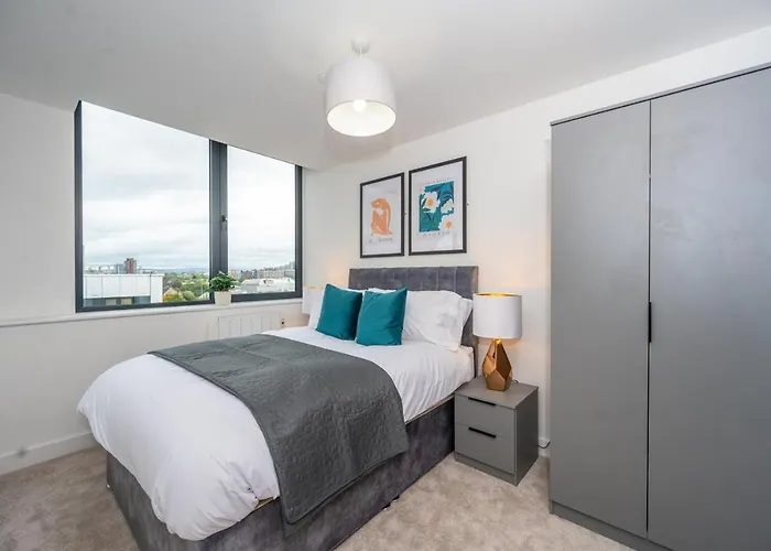 2 Bed - 5 Mins From Old Trafford * Manchester