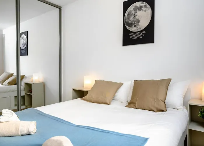 Serviced Northernnightzzz - The Gardens Holiday home *