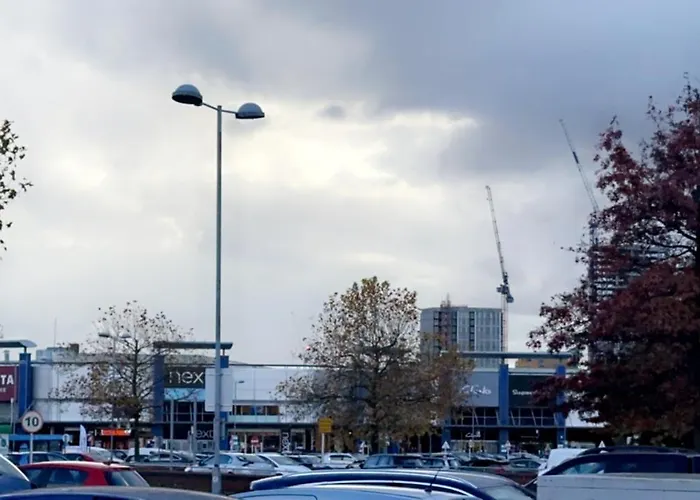 2 Bedroom With Free Parking Wi-fi, Very Close To Ao Arena & Centre