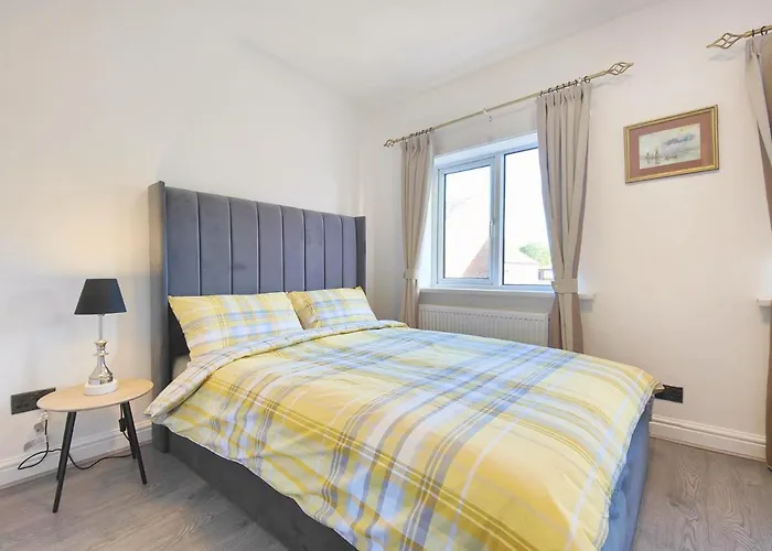 בית נופש Regent House - With Free Parking - 5 Minutes Drive To Coop Live Arena, Etihad Stadium & Centre מנצ'סטר