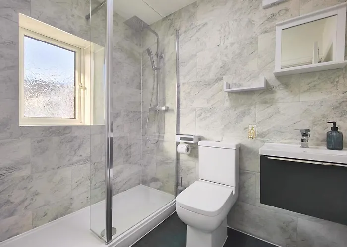 בית נופש Regent House - With Free Parking - 5 Minutes Drive To Coop Live Arena, Etihad Stadium & Centre