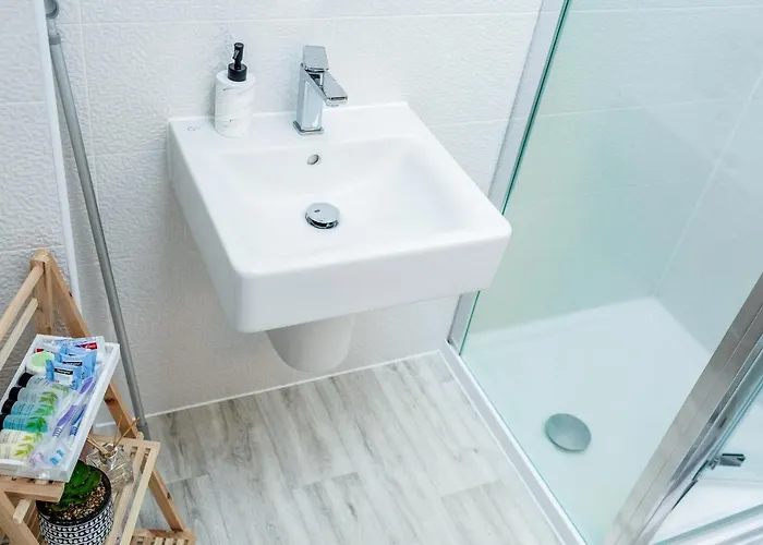 Beautifully Fab 3 Bedroom 4 Beds New 8 Guests Stretford Trafford Манчестер