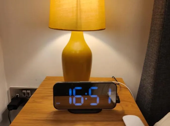 Beautifully Fab 3 Bedroom 4 Beds New 8 Guests Stretford Trafford Манчестер