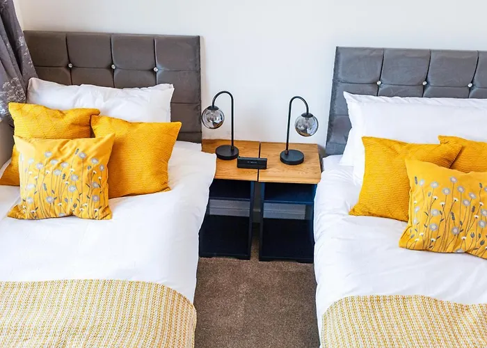 Дом отдыха Beautifully Fab 3 Bedroom 4 Beds New 8 Guests Stretford Trafford Манчестер