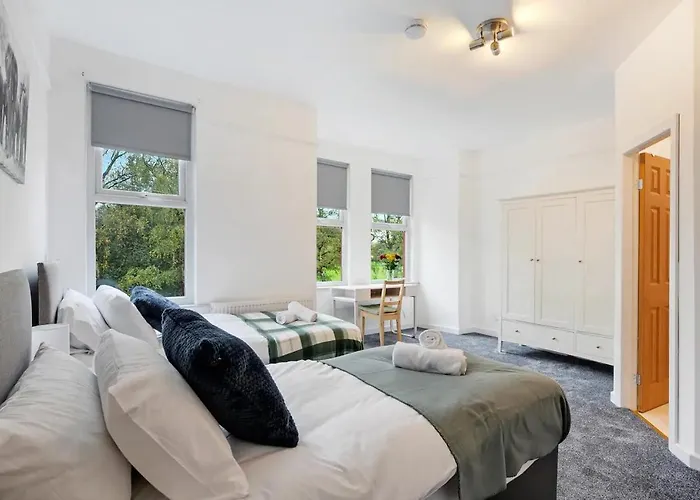 Spacious Near United Stadium - Pass The Keys