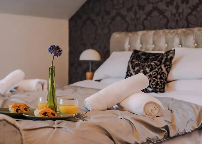 Spacious Near United Stadium - Pass The Keys Сasa de vacaciones