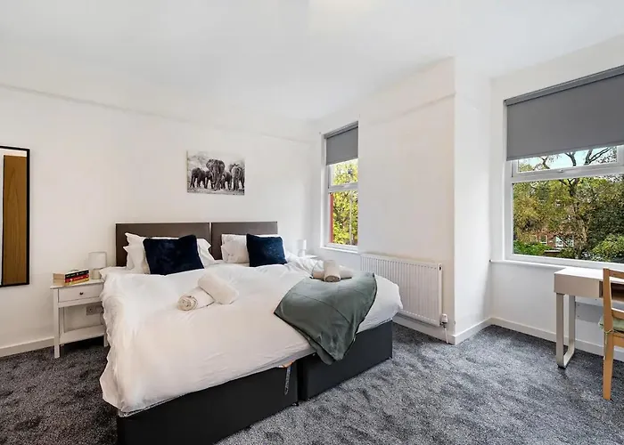 Spacious Near United Stadium - Pass The Keys Mánchester