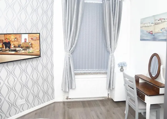 Cheadle House Holidays 펜션 *