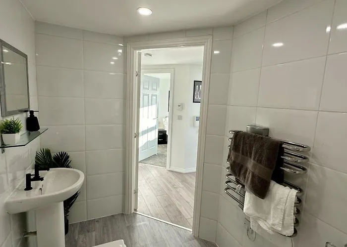 Lux Livin' - Luxury 2 Bed With Free Parking *