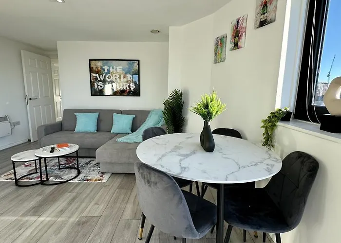 Lux Livin' - Luxury 2 Bed With Free Parking