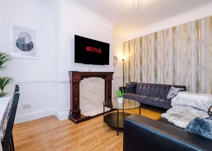 Spacious 4-bed House Manchester