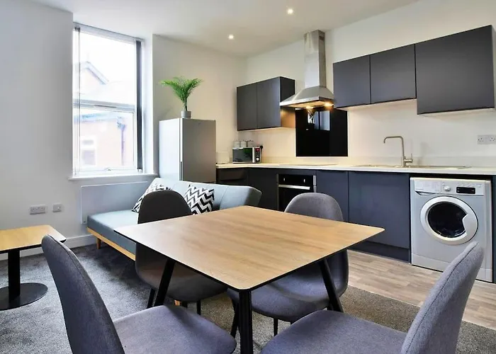 Free Parking - Charming 2-br Flat Near Salford Royal شقة مانشستر