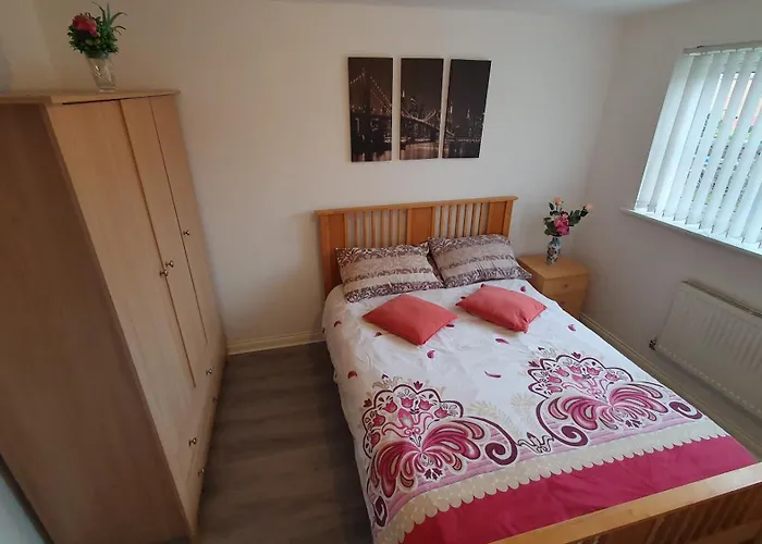 Lovely 3 Bedroom House 度假居 *