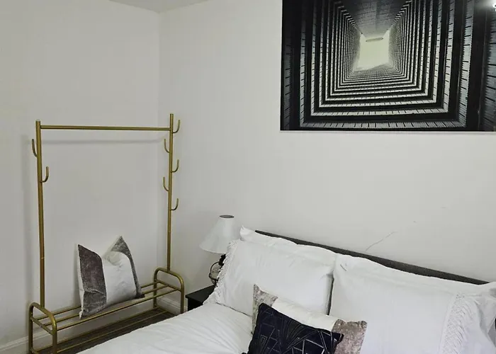 2-bed House Sleeps 4 20 Min To Centre *