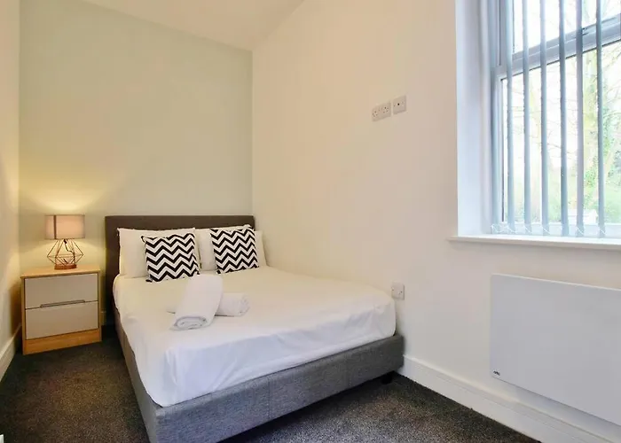 Free Parking - Spacious 2-br Close To Salford Royal * Manchester