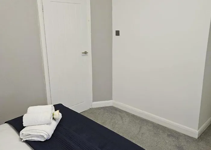 2-bed House Sleeps 4 20 Min To Centre *