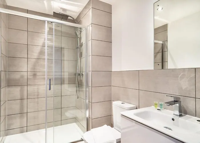 Stayzeni, Alexandra Rise Roomy 1 Bed *