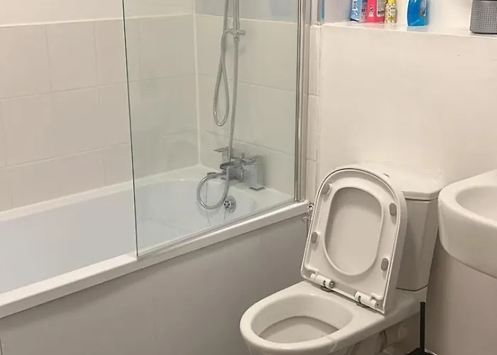 Apartment Luxury Two Bedroom Flat Opposite Coop Live N Etihad Stadium With Free Secure Parking, Netflix And Sky Tv *