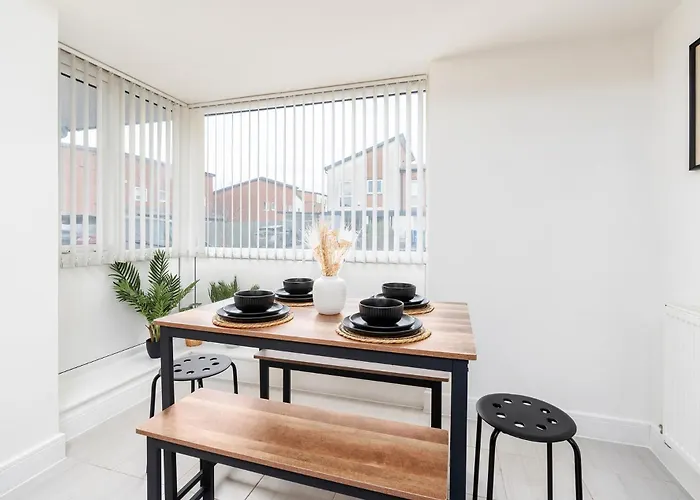 6 Guests - 3 Bedrooms - Free Wi-fi - * Μάντσεστερ