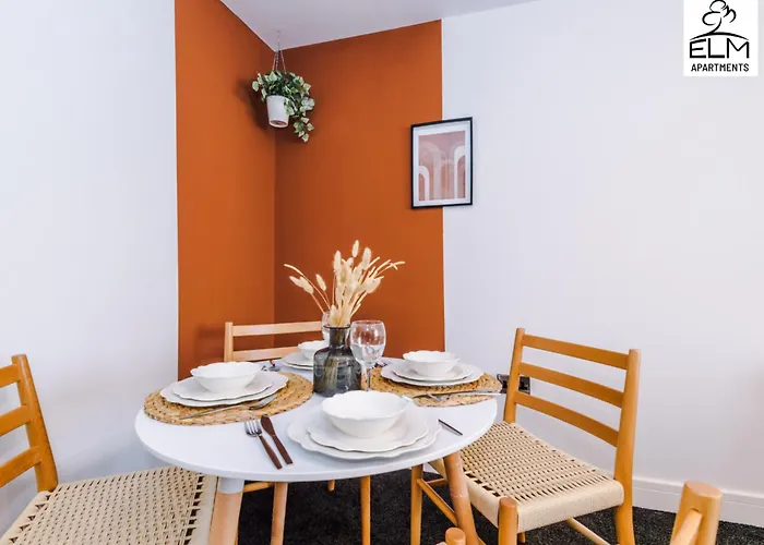 Elm , Collection Of Available Near Media , Free Parking Daire Manchester