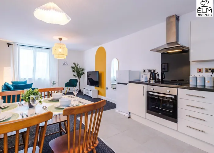 Elm , Collection Of Available Near Media , Free Parking 3* Manchester