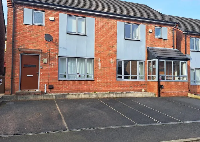 Tropical Sun Homes - Beautiful Spacious 3 Bed In A Serene Environment With Free Parking For 2 Cars Manchester