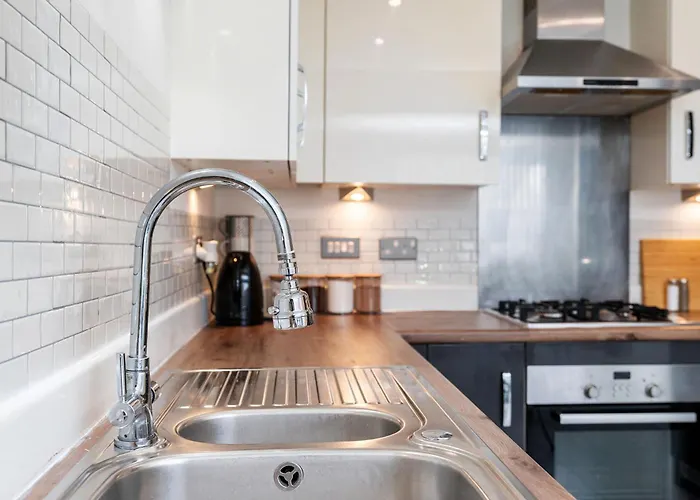 6 Guests - 3 Bedrooms - Free Wi-fi - *