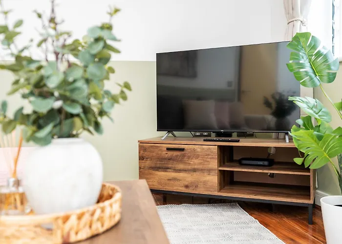 6 Guests - 3 Bedrooms - Free Wi-fi - *