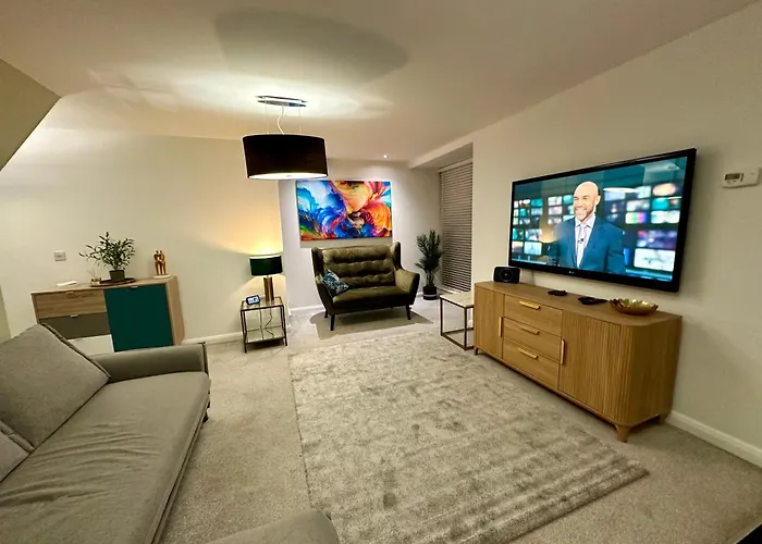 Getaway - 3br Near Etihad & Ao Arena - Sleeps 6 *