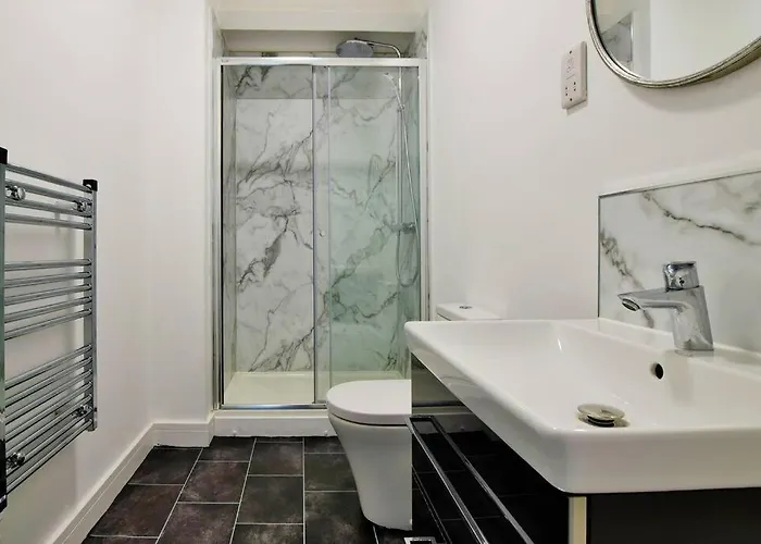 Free Parking - Modern 2-br Flat Close To Salford Royal *