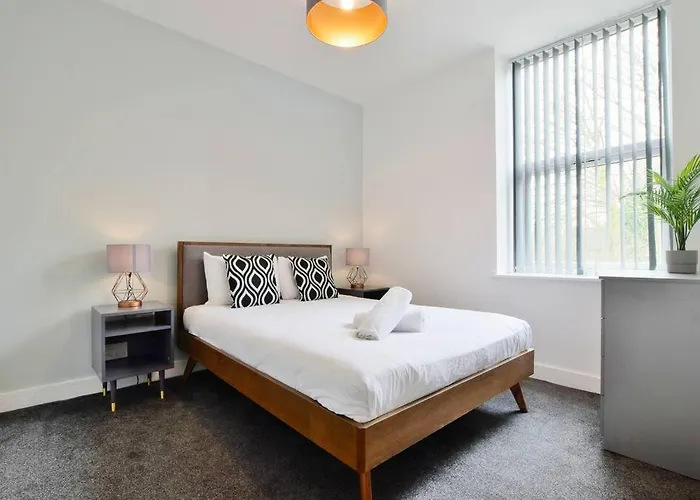 Free Parking - Charming 2-br Flat Near Salford Royal مانشستر