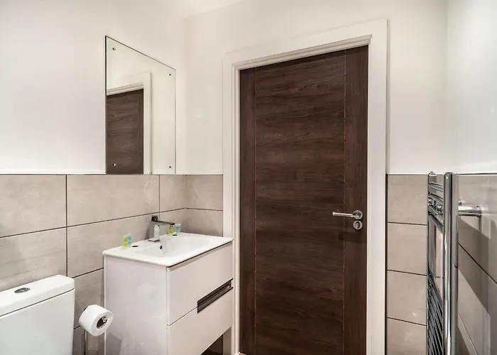 Stayzeni, Alexandra Rise Roomy 1 Bed *