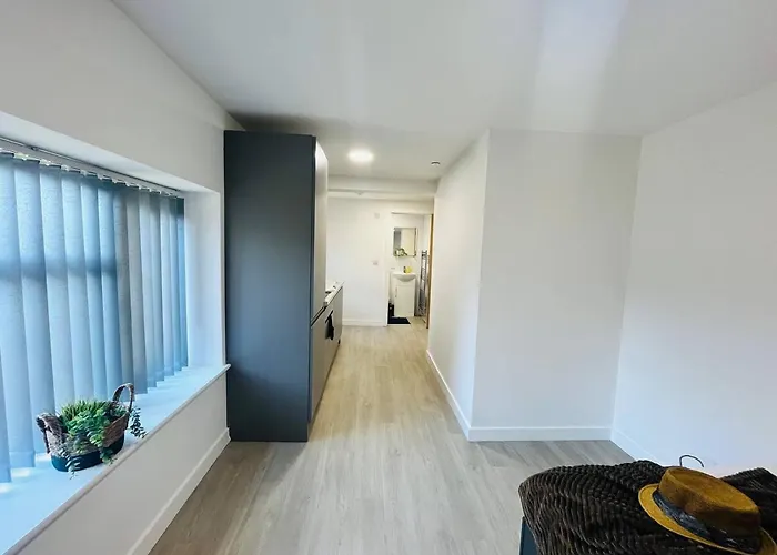 Chic Hideaway: Modern Studio In Stretford Lejlighed