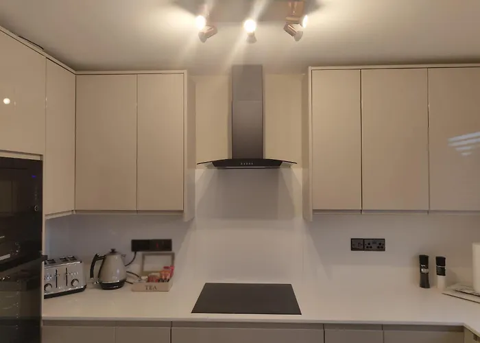 New 2 Bedroom In - Stretford - Old Trafford Close To Football-cricket Ground & Centre * 맨체스터