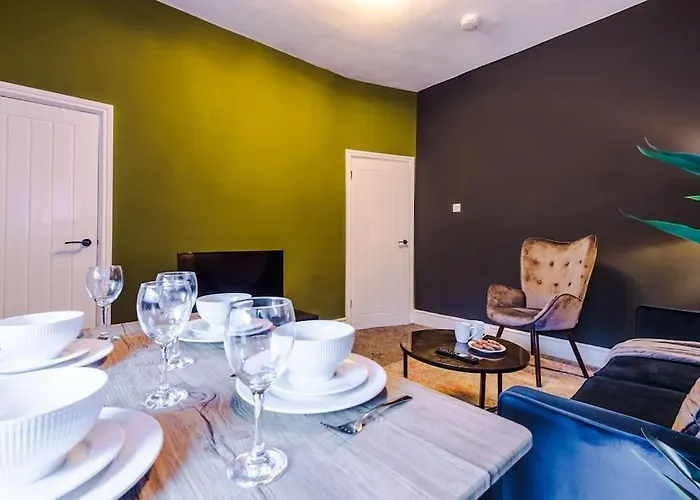 Salford Sanctuary 5 Bed House *