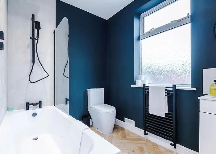 Salford Sanctuary 5 Bed House *