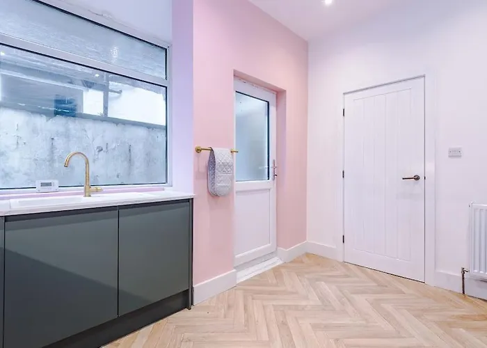 5 Bed Salford Sanctuary Retreat *